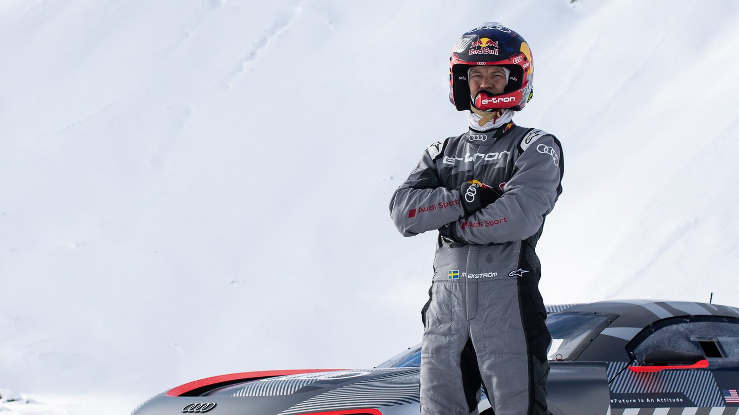 Rennfahrer Mattias Ekström mit dem Audi S1 Hoonitron auf dem Flüelapass in Davos.